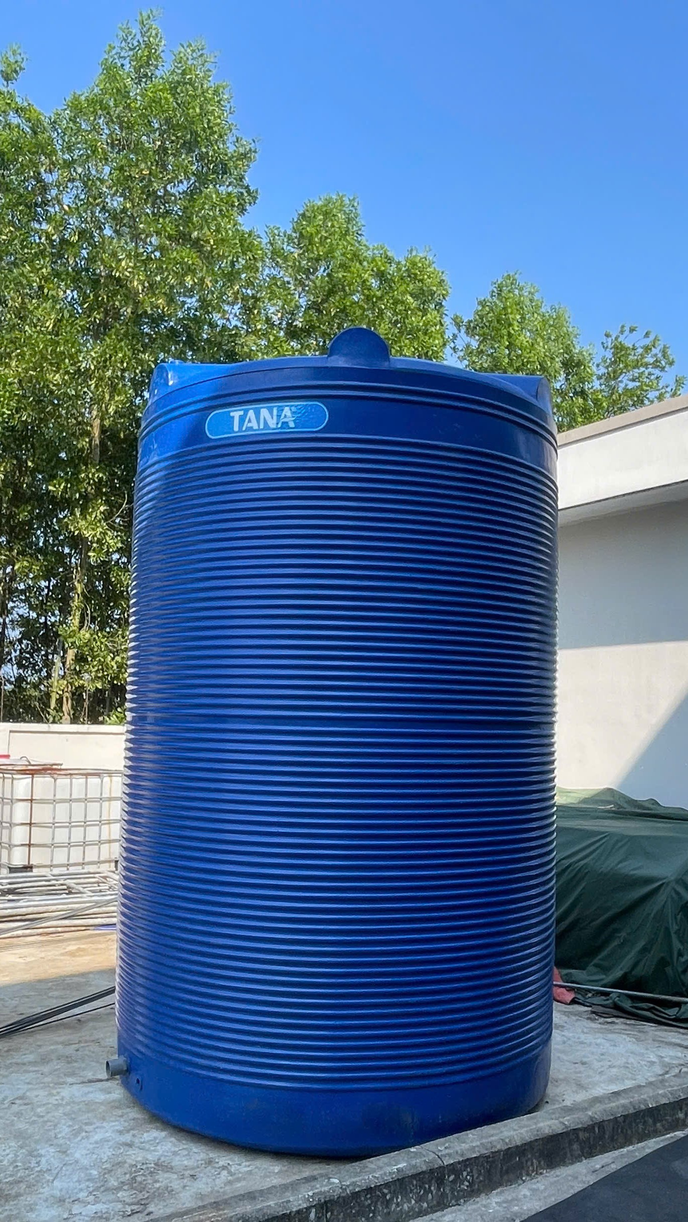 Bồn nhựa 2000L đứng đặt trên nền phẳng chắc